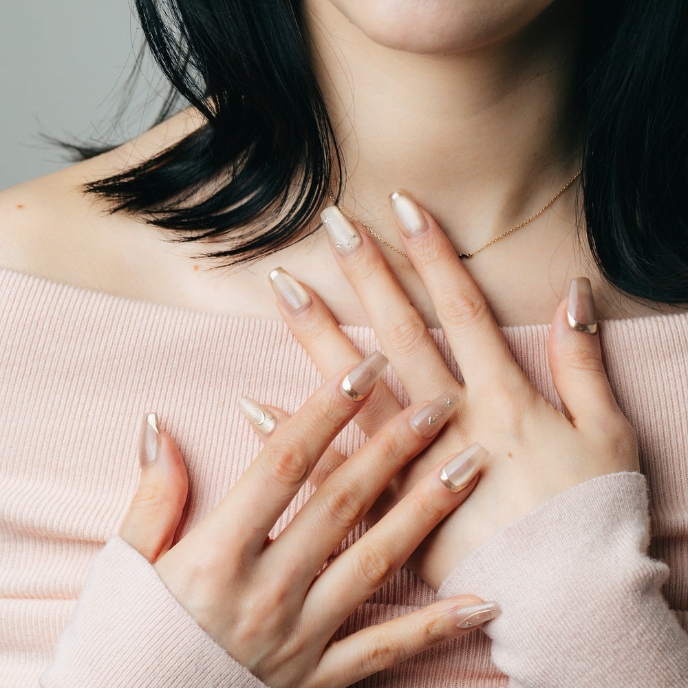 柔らかな装いにニュアンスネイルを合わせた女性