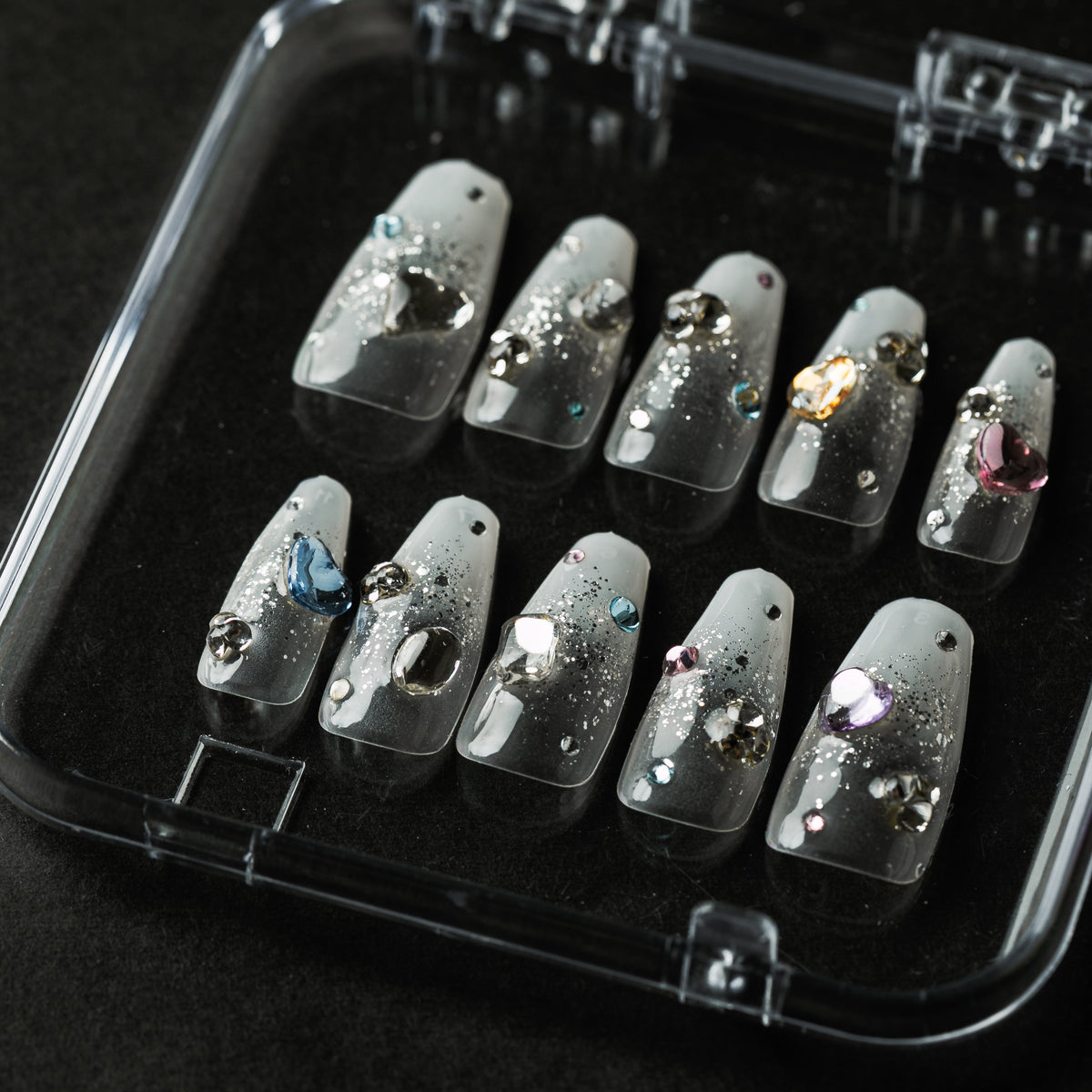 白色漸層 × 彩色愛心珠寶飾品（客製化穿戴甲）
